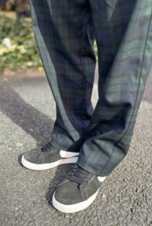 足元はホワイトも効かせて、ダークトーンでまとめた着こなしに抜け感を持たせてたところにも注目を