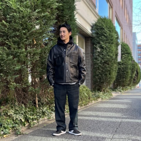 フーディーをマフラー代わりに。素材違いの「黒」を重ねて洒落た防寒コーデ完成!【メンズ服に学ぶ】