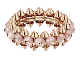 リング〈クラッシュ ドゥ カルティエ〉［ピンクゴールド×ピンクカルセドニー］¥1,056,000（カルティエ／カルティエ カスタマー サービスセンター）Yona Hillat © Cartier