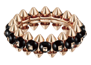 リング〈クラッシュ ドゥ カルティエ〉［ピンクゴールド×オニキス］¥913,000（カルティエ／カルティエ カスタマー サービスセンター）Yona Hillat © Cartier