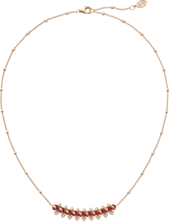 ペンダント〈クラッシュ ドゥ カルティエ〉［ピンクゴールド×レッドアゲート］¥957,000 （カルティエ／カルティエ カスタマー サービスセンター）Yona Hillat © Cartier