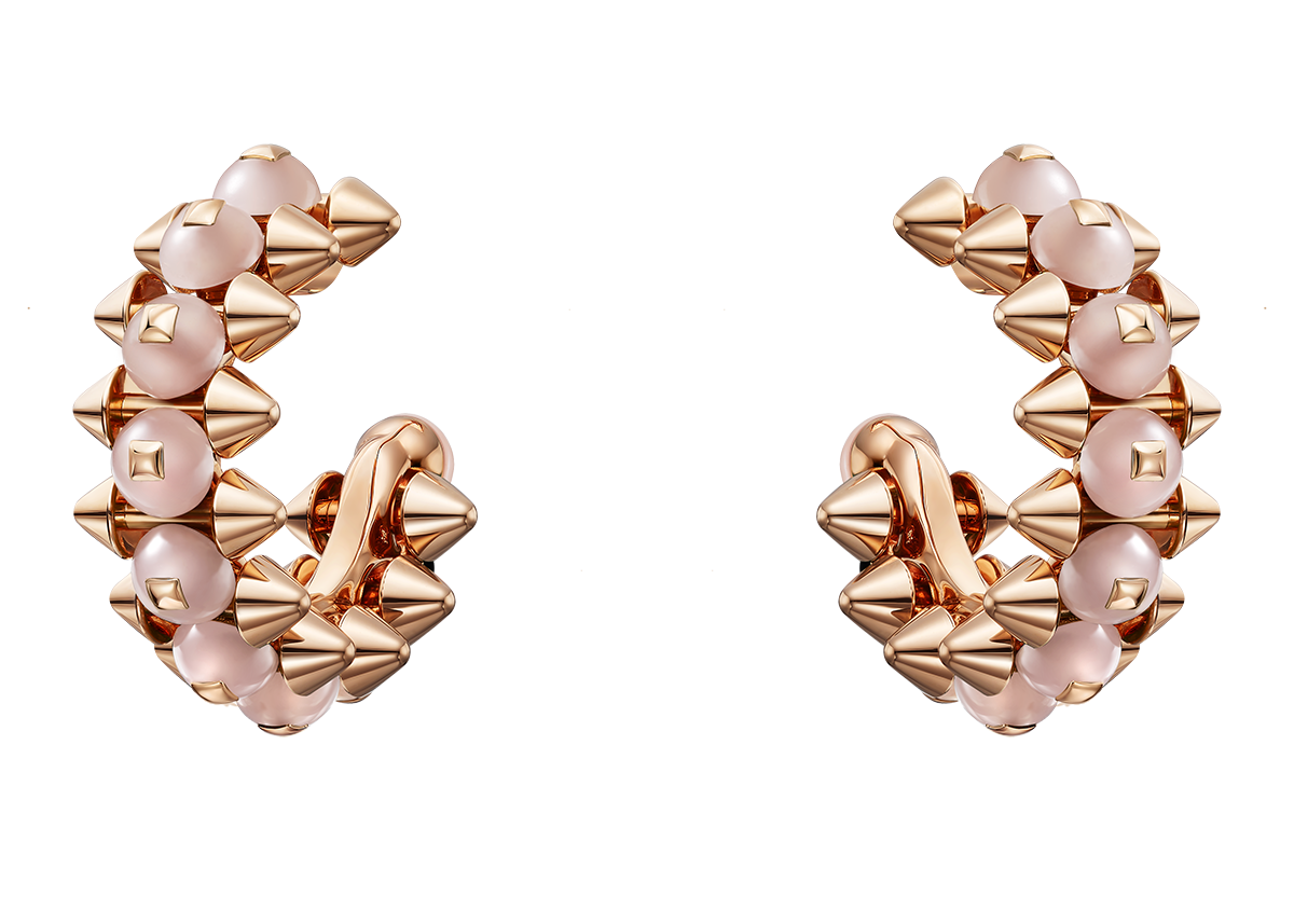イヤリング〈クラッシュ ドゥ カルティエ〉［ピンクゴールド×ピンクカルセドニー］¥1,557,600（カルティエ／カルティエ カスタマー サービスセンター）Yona Hillat © Cartier