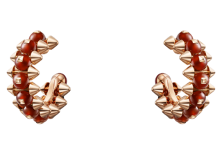 イヤリング〈クラッシュ ドゥ カルティエ〉［ピンクゴールド×レッドアゲート］¥1,557,600（カルティエ／カルティエ カスタマー サービスセンター）Yona Hillat © Cartier