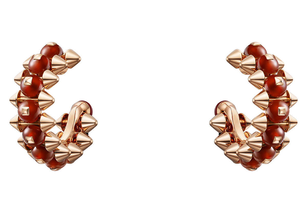 イヤリング〈クラッシュ ドゥ カルティエ〉［ピンクゴールド×レッドアゲート］¥1,557,600（カルティエ／カルティエ カスタマー サービスセンター）Yona Hillat © Cartier