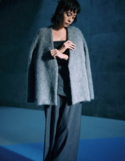 グレーのワントーンでまとめたエレガントなパンツスタイル。インポートのモヘア素材を使用したジャケットは、ジャコットとカーディガンのよさを兼ね備え、気負わず着られるのが◎。インナーに合わせたビスチェとパンツはフラノ素材のセットアップ。ジャケット¥60,000、ビスチェ¥27,000、パンツ¥36,000(全てPHERE)