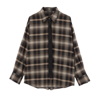 さり気なく透け感のある素材を使用。ボウタイ付きチェックシャツ¥27,000(PHERE)