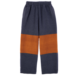 バイカラーがキャッチー。フリースパンツ¥39,300(オニット/フェアズフェア)
