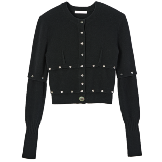 袖や裾を離してショート丈にも。カーディガン¥52,800(ケイル)