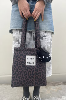 1月号の付録だったちょいギャルキティには、PCコードなどを入れています。てか、レオパード柄とのマッチングで、キティのギャル度がアップしているような（笑）。この組み合わせ最高です♡