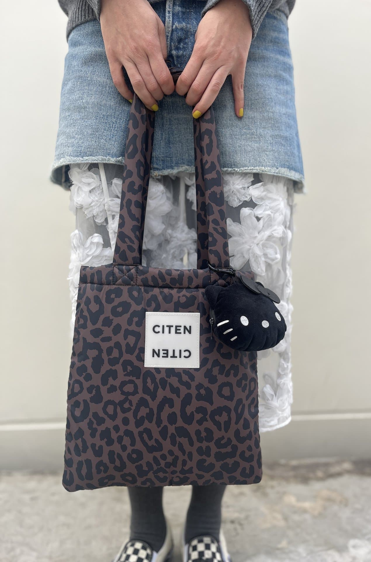 1月号の付録だったちょいギャルキティには、PCコードなどを入れています。てか、レオパード柄とのマッチングで、キティのギャル度がアップしているような（笑）。この組み合わせ最高です♡