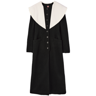 ハリのあるウール素材を使用したクラシカルなロングコート。大きな襟は取り外して着ることも可能。コート¥148,500（フェティコ／ザ・ウォール ショールーム）