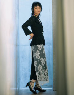 大きく胸元があいたニットカーデに、繊細なレースを重ねたレイヤードスカートがフェティコらしさ満点。ニットカーディガン¥63,800、スカート¥75,900、レースタイツ¥35,200、シューズ¥61,600、チョーカー¥40,700（全てフェティコ／ザ・ウォール ショールーム）