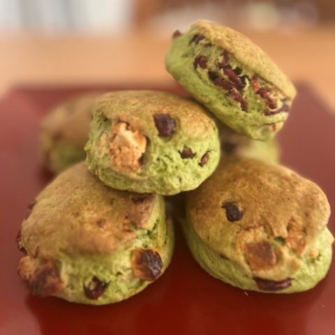 2026紅白をテーマに抹茶ベース×ドライクランベリー(紅)×ホワイトチョコ(白) のハッピースコーンレシピ!