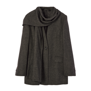 気のきいたデザインが豊富。ケープ付きジャケット¥174,350（トーテム／トーテム クライアントサービス）