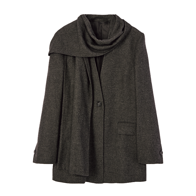 気のきいたデザインが豊富。ケープ付きジャケット¥174,350（トーテム／トーテム クライアントサービス）