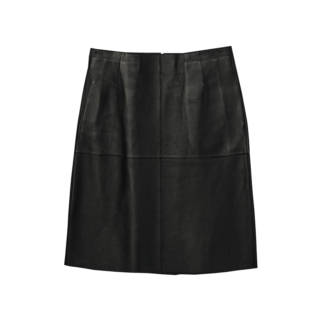 柔らかなレザーはずっとはきたい1枚。レザースカート¥326,150（トーテム／トーテム クライアントサービス）