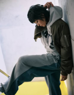 MA-1にロゴ入りのフーディ、デニムパンツと王道のアメカジコーデながら、こだわり抜かれたシルエットや素材使いで、こんなにも遊び心溢れる着こなしに。ショートブルゾン¥97,900、フーディ¥42,900、スエットデニムパンツ¥53,900（全てアンスクリア／アマン）、スニーカー¥22,000（アシックス／アシックスジャパン カスタマーサポート部）