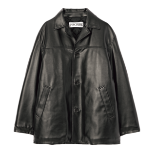 今季らしいオーバーサイズのレザージャケットは中綿入りで暖かさも◎。レザージャケット¥97,900（アンスクリア／アマン）