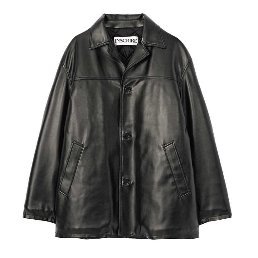 今季らしいオーバーサイズのレザージャケットは中綿入りで暖かさも◎。レザージャケット¥97,900（アンスクリア／アマン）