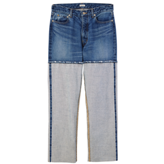 裾を股下までまくり上げた大胆なデザイン。デニムパンツ¥49,500（アンスクリア／アマン）