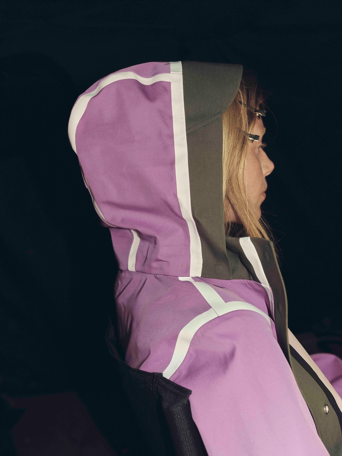 AIGLE×インディア・マダヴィの新作レインコートのフード部分を横からみた画像