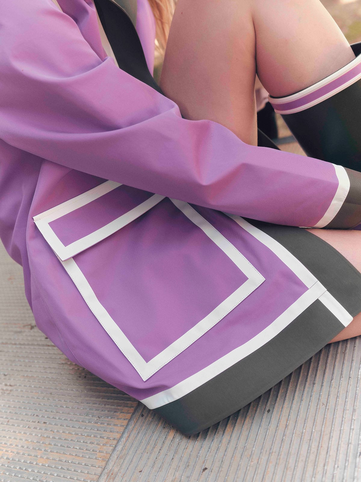 AIGLE×インディア・マダヴィの新作レインコートのポケットや袖口の配色を紹介するカット