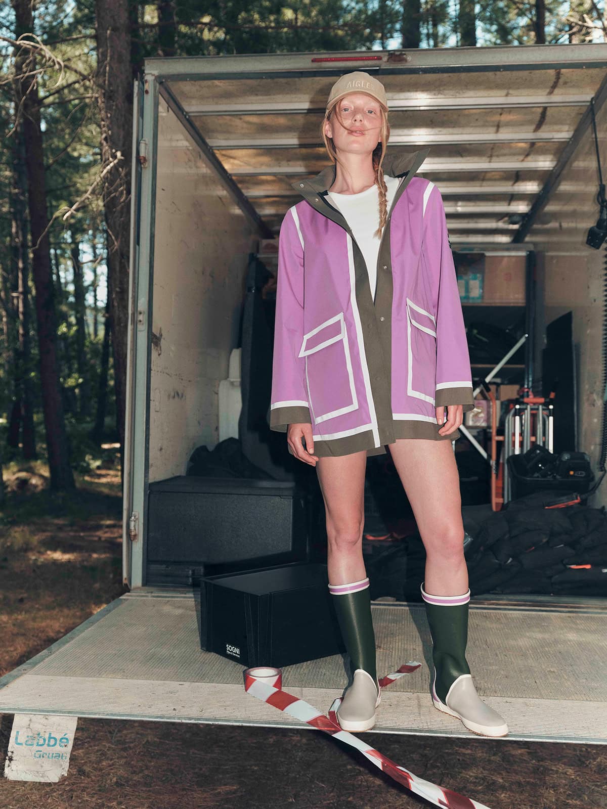 AIGLE×インディア・マダヴィの新作レインコートを着用したモデルさんの正面のカット