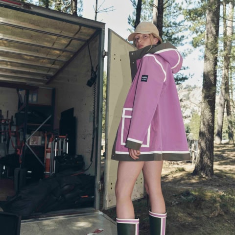 雨の日も「モダン」をまとう。AIGLE×インディア・マダヴィの新作レインコートに注目