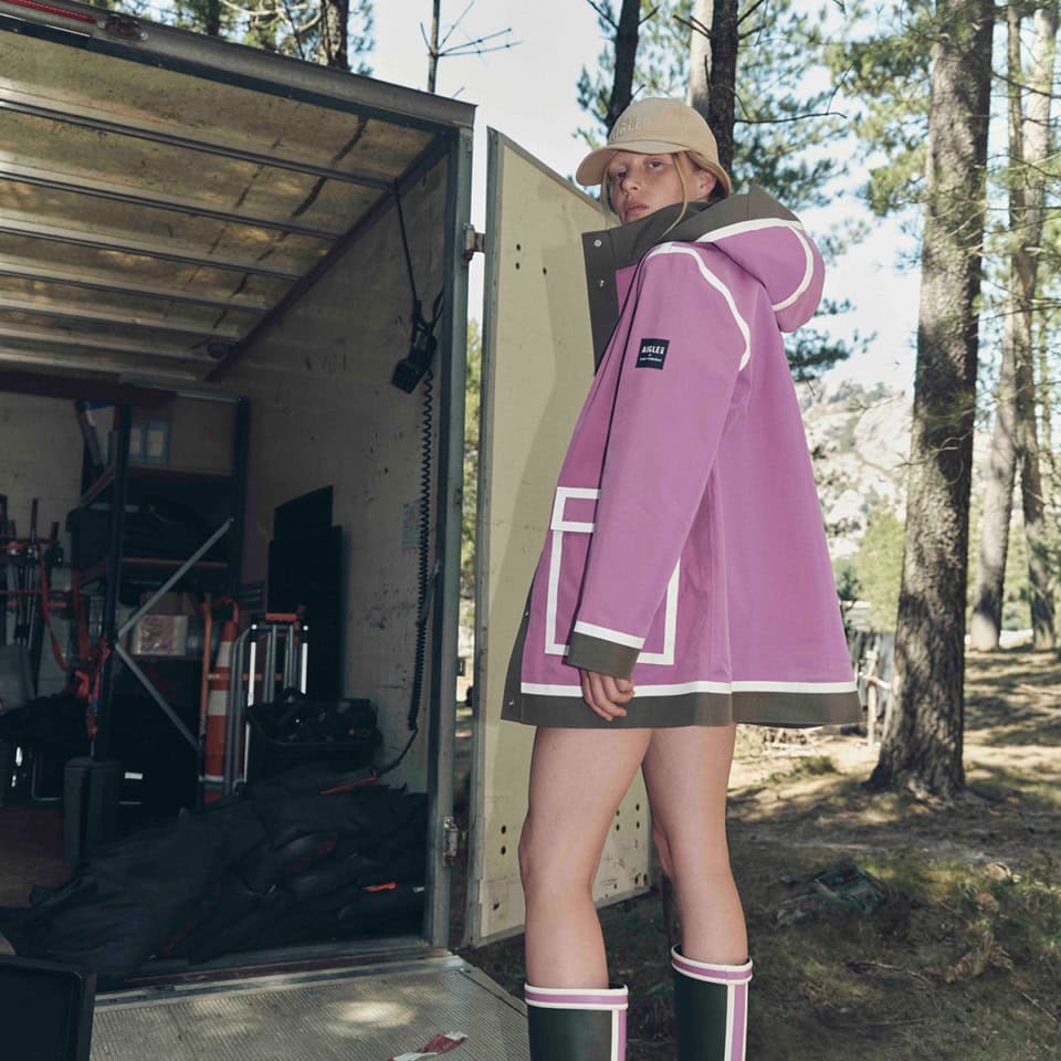 AIGLE×インディア・マダヴィの新作レインコートを紹介した記事のトップ画像