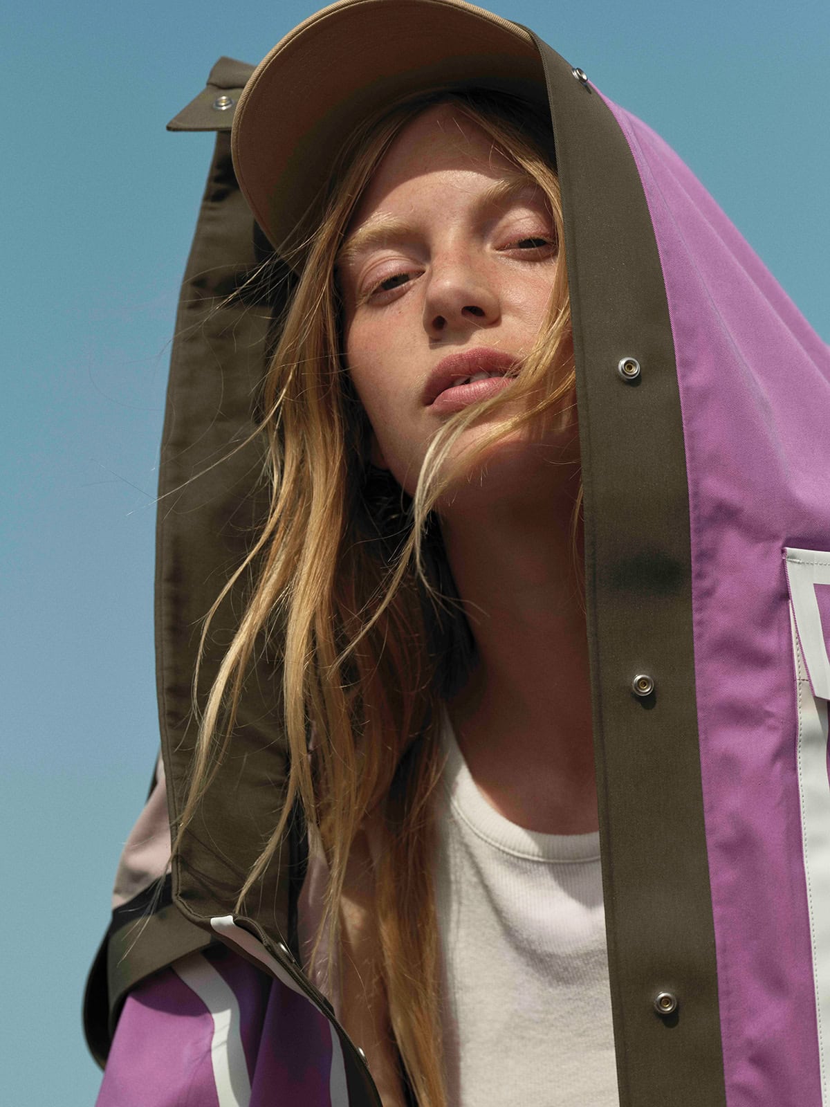 AIGLE×インディア・マダヴィの新作レインコートのフードをかぶったモデルさんの画像