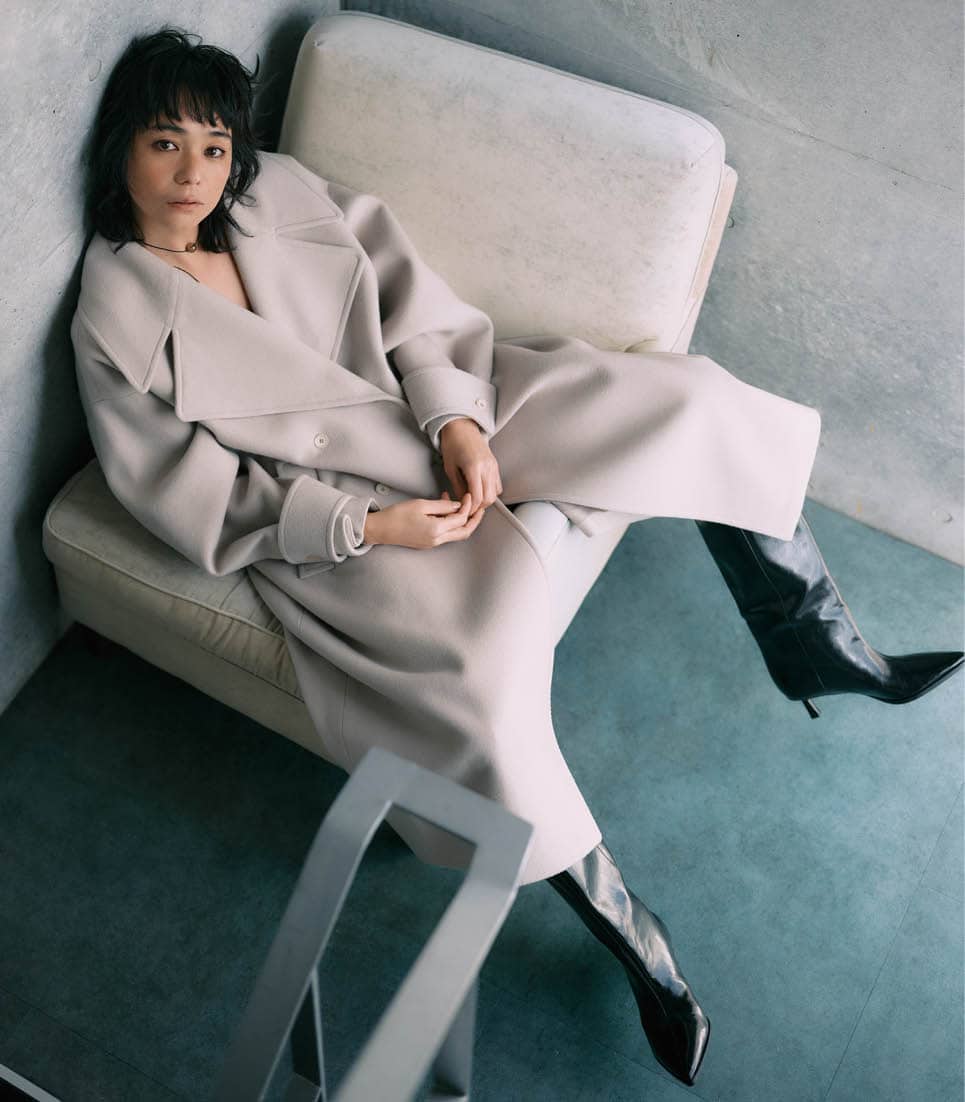 大きめのダブルカラーが華やかなロングコートは尾州製の上質なウールを使用した、ブランドを代表する1着。ドラマティックに広がるフレアシルエットは、デイリーにはもちろん、フォーマルシーンにも。品のある絶妙カラーもポイント。コート¥66,000、チョーカー¥5,500(共にヴェニカ/Souple)、ブーツはスタイリスト私物