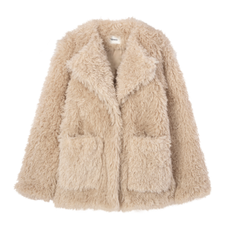 今季らしいフェイクファーコートは、長い毛足とボリュームに反して、軽やかな着心地が特徴。優しいエクリュカラーは着まわし力も抜群。ファーコート¥55,000(ヴェニカ/Souple)