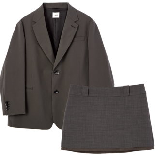 上から:オーバーサイズでハンサムな1着。ジャケット¥77,000、薄手の素材が裾から覗くレイヤード仕様。ミニスカート¥38,500(共にユナス/エストネーション)