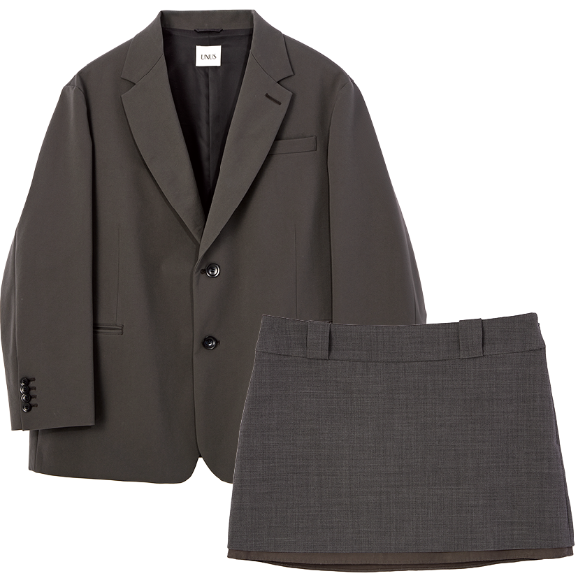 上から:オーバーサイズでハンサムな1着。ジャケット¥77,000、薄手の素材が裾から覗くレイヤード仕様。ミニスカート¥38,500(共にユナス/エストネーション)