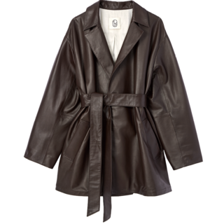 しなやかなレザーを使用したコート。オーバーサイズな仕立てはこなれた印象で着られる。レザージャケット¥165,000(インパーフ)