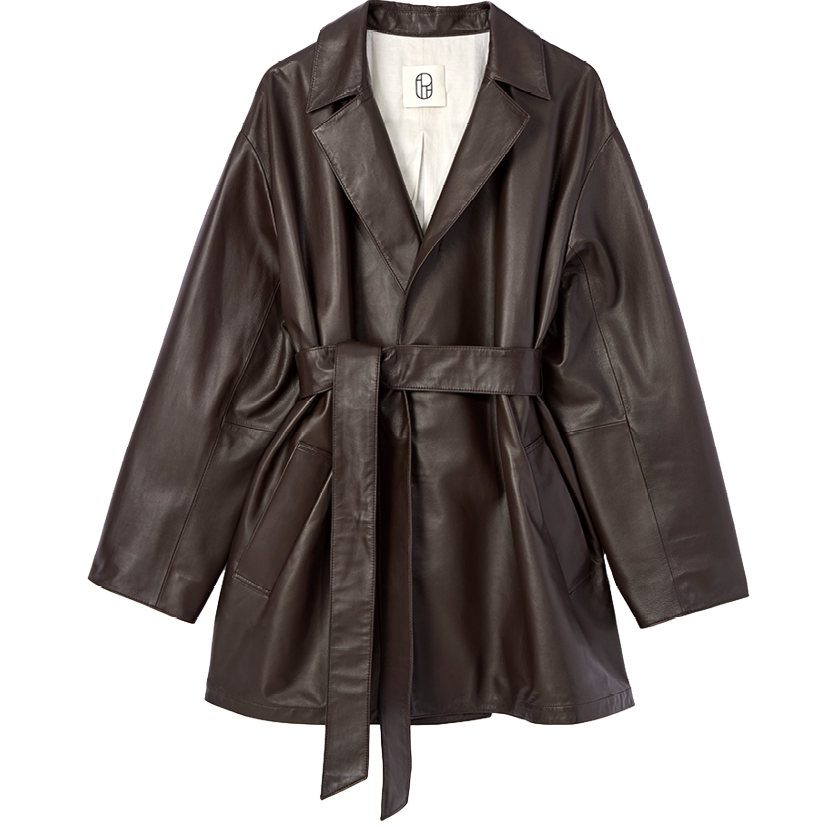 しなやかなレザーを使用したコート。オーバーサイズな仕立てはこなれた印象で着られる。レザージャケット¥165,000(インパーフ)