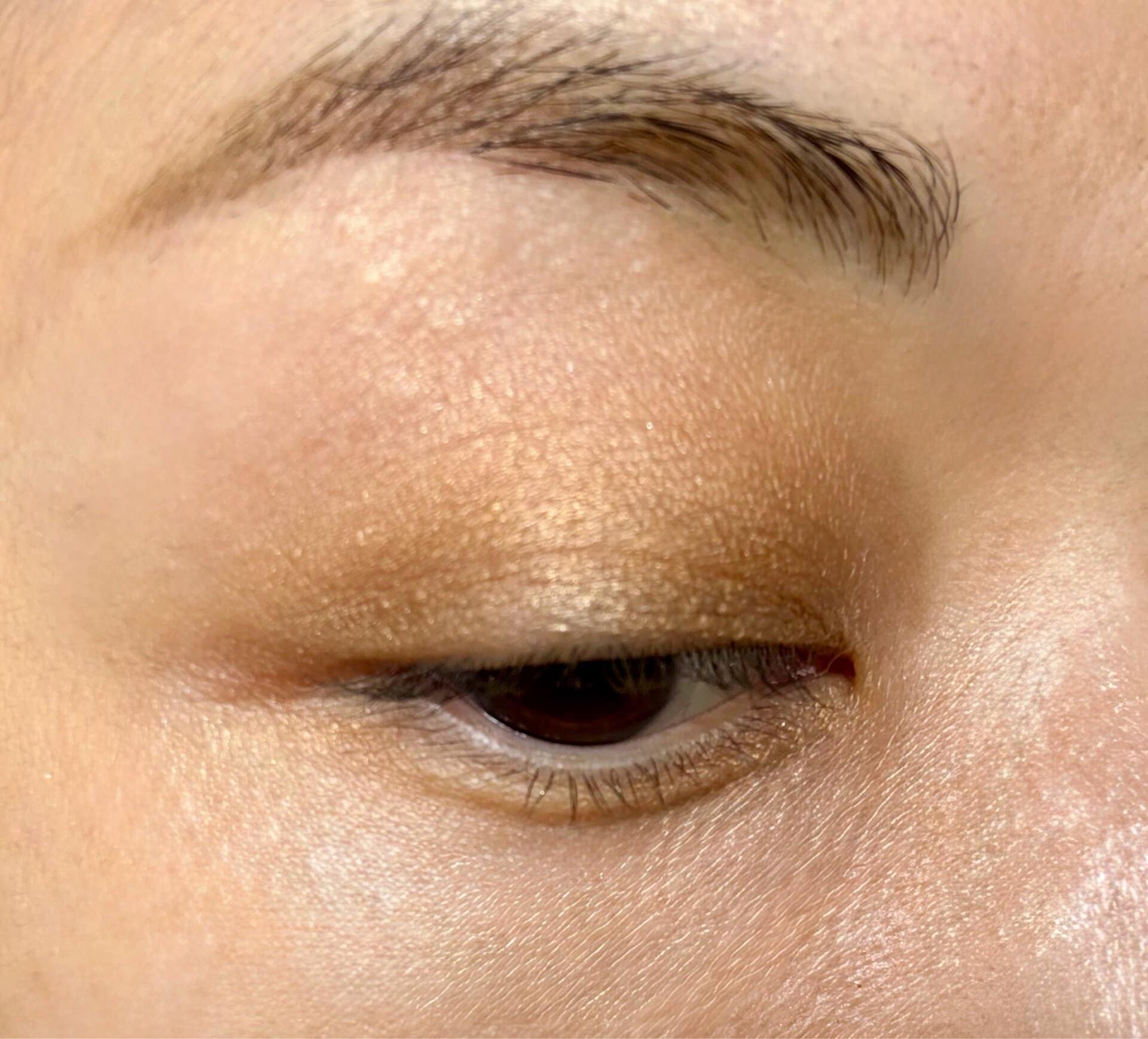 「春のブランドテーマである“Monochromatic Mirage”に合わせて、ポイントメイクをひとつの色相でまとめるのがお気に入りです。目元をこれでグラデーションしたら、リップグロスも009 Maple Gingerのブラウン系でまとめます」