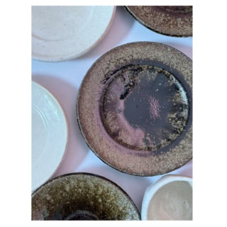 「後藤竜太さんの益子焼にはまっています。リムの薄い器が好きだったのですが、後藤さんの器に出会い、ごろんとした厚みのある器に目覚めました。素朴に見える一方で、光で変わる表情も繊細。陶器市やギャラリーで、少しずつ集めています」