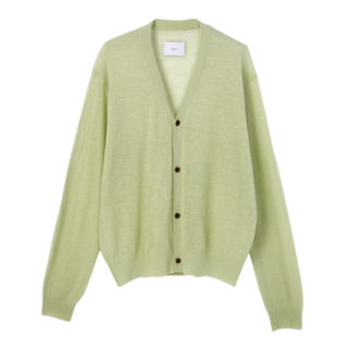 美しいグリーンはコーデのポイントに。カーディガン¥40,700（シュタイン／エンケル）