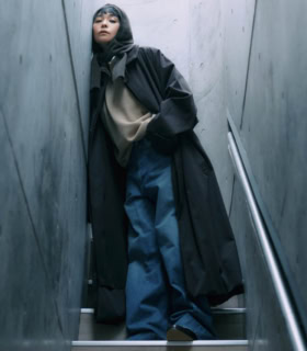 たっぷりと生地を取ったコートは袖を通すとシルエットの美しさが際立つ。ニットベストやデニムであえてラフにまとめてこなれ感を意識。バラクラバが程よいアクセントに。コート¥176,000、スキッパーシャツ¥39,600、ニットベスト¥39,600、デニムパンツ¥52,800、バラクラバ¥24,200（全てシュタイン／エンケル）、ローファー¥23,100（ル タロン グリーズ／ル タロン グリーズ ルミネ新宿店）