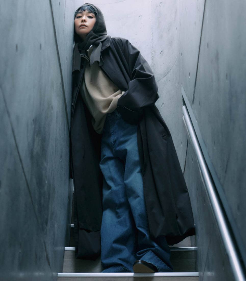 たっぷりと生地を取ったコートは袖を通すとシルエットの美しさが際立つ。ニットベストやデニムであえてラフにまとめてこなれ感を意識。バラクラバが程よいアクセントに。コート¥176,000、スキッパーシャツ¥39,600、ニットベスト¥39,600、デニムパンツ¥52,800、バラクラバ¥24,200（全てシュタイン／エンケル）、ローファー¥23,100（ル タロン グリーズ／ル タロン グリーズ ルミネ新宿店）