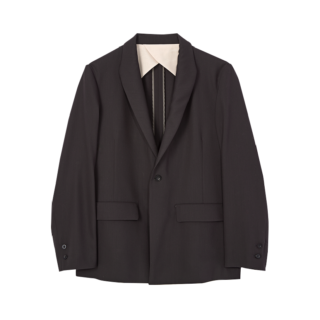 パタンナーとして経験を積んだデザイナーが作る美しい1着。羽織るだけで様になる！ ジャケット¥104,500（イレニサ）