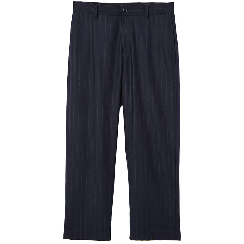 タック入りの美シルエット。パンツ¥33,000（フォル／ジャーナル スタンダード 渋谷スクランブルスクエア店）