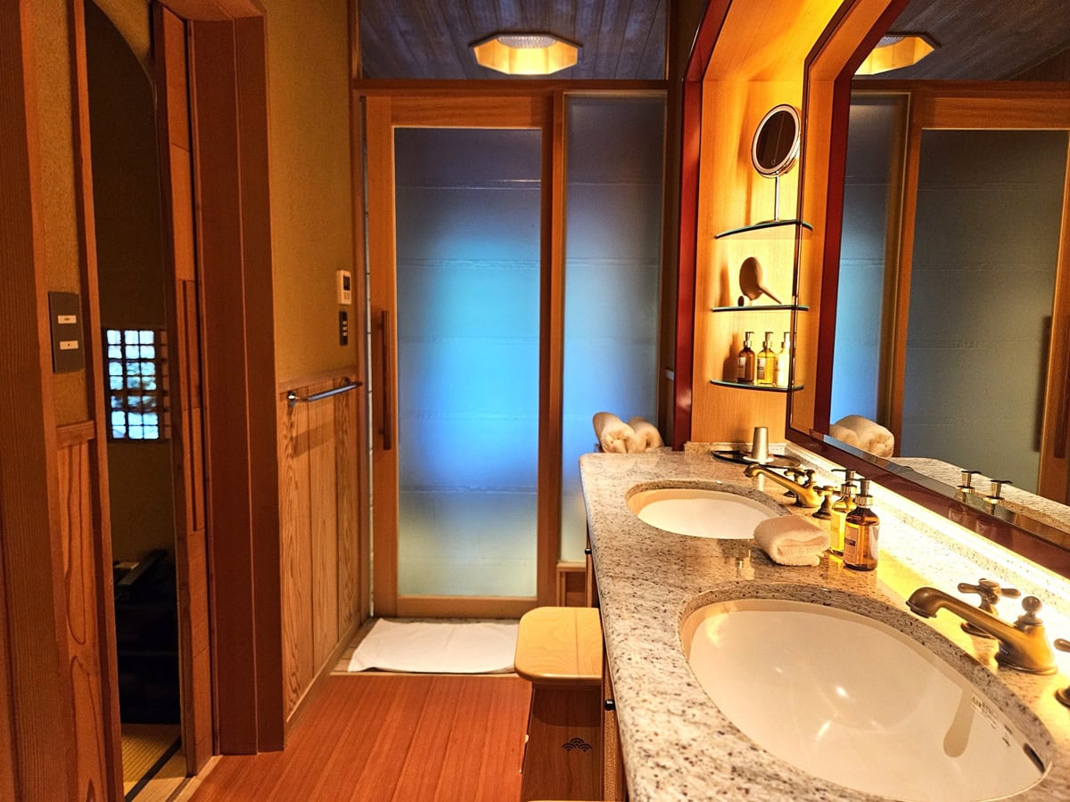 洗面台がふたつあるのも、ゆったりしていてうれしい。