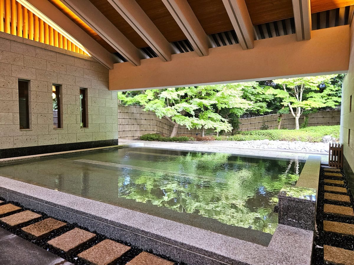 深緑にまみれながら、リフレッシュ感たっぷりの湯浴みが楽しめる大浴場。