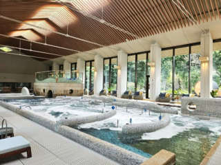 赤沢温泉郷内には、フランス発祥の「タラソテラピー」を取り入れた海洋深層水プールも。