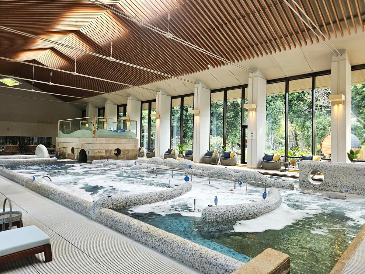 赤沢温泉郷内には、フランス発祥の「タラソテラピー」を取り入れた海洋深層水プールも。