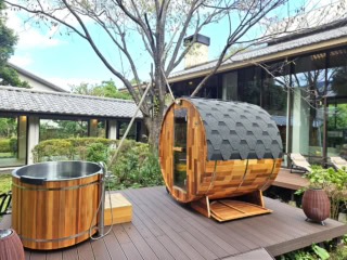 スパの中庭にはバレルサウナも完備。