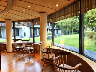 日本庭園を望み、豊かな自然に心解き放たれるラウンジスペース。