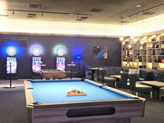 ビリヤードやダーツが楽しめるプレイラウンジ。